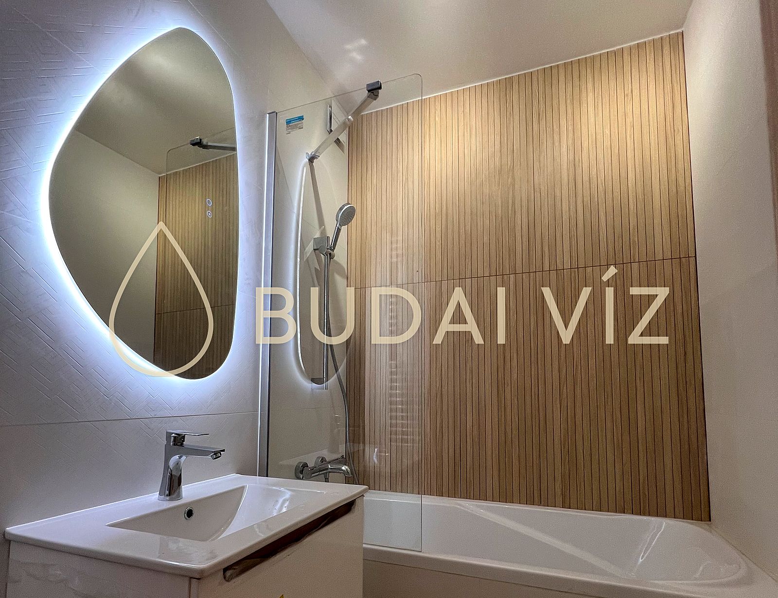 Felújított fürdőszoba világító tükörrel